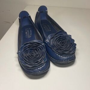 L’Artiste Dezi Leather Navy With Flower Accent Size 39 Flats